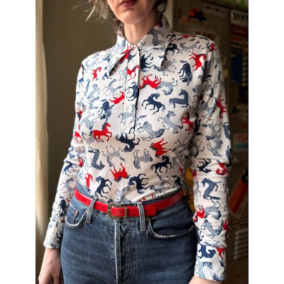Vintage 70s Horse Print Blouse | Red/Navy Graphic Novelty Top | Point Collar | S - Picture 5 of 9